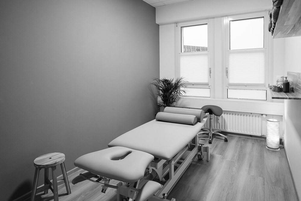 Einzeltherapieraum mit Behandlungsliege