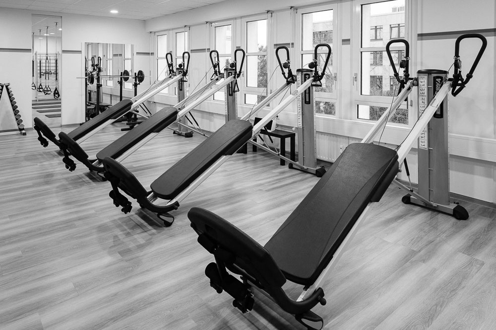Trainingsfläche mit Fitnessgeräten