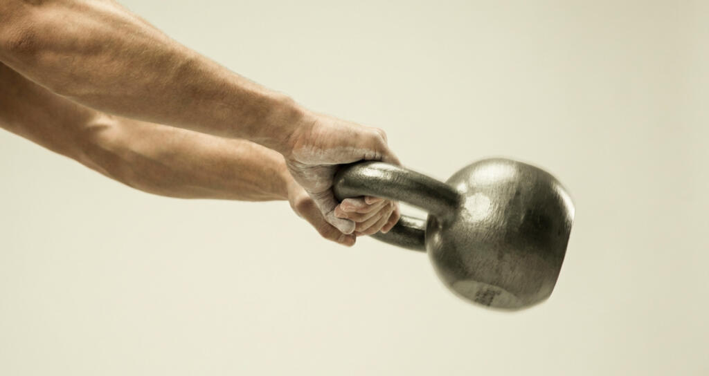 Nahaufnahme: Hand hält Kettlebell-Griff